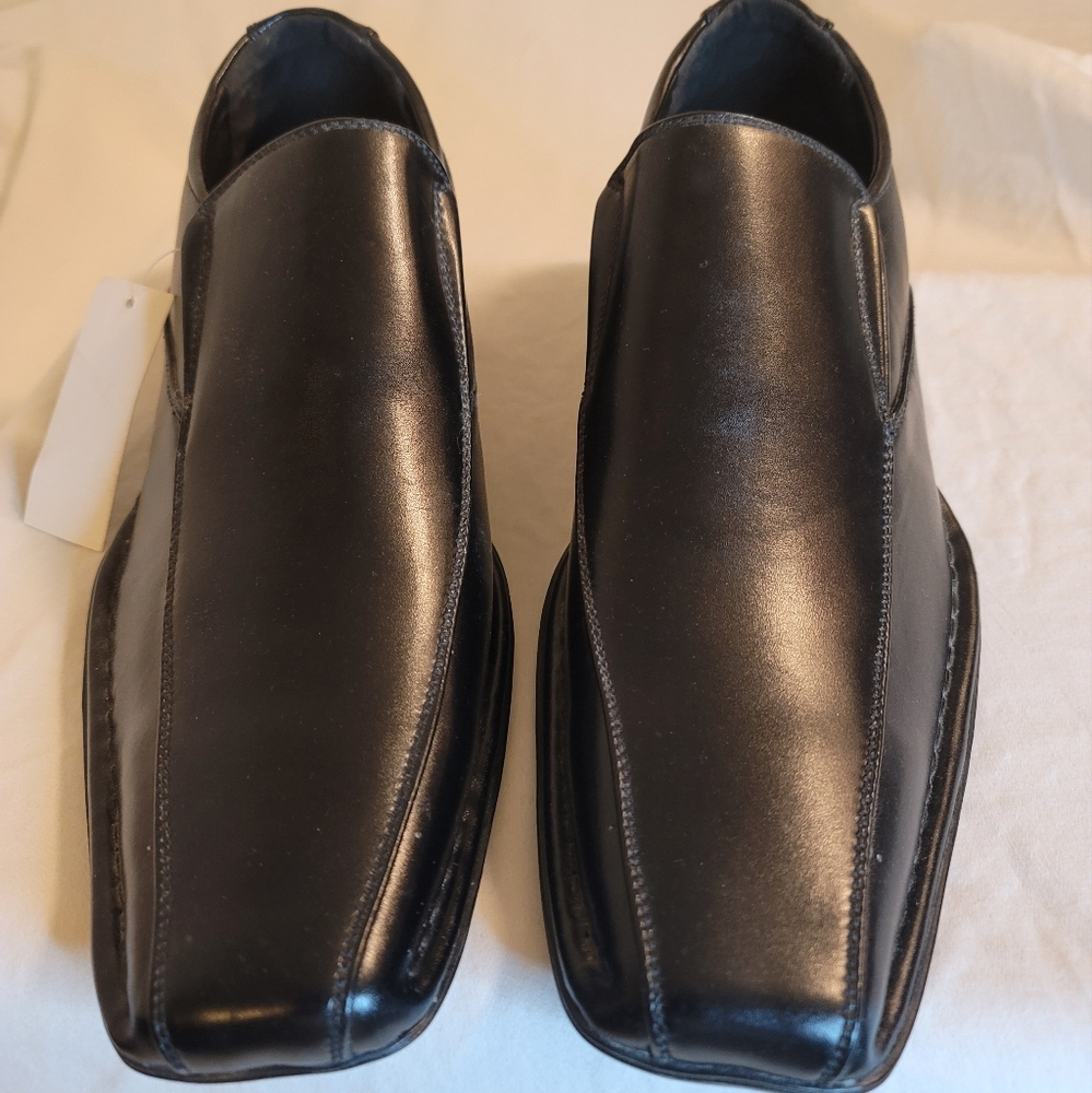 Black Slip-On Loafers with Elegant Design